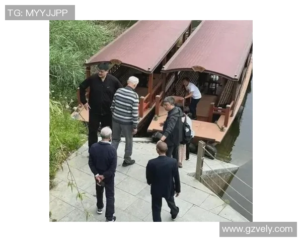 姚明悠闲散步瞬间捕捉展现巨人风范与生活的美好时光