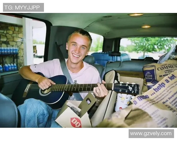 足球明星吉他演奏精彩瞬间视频合集带你领略音乐与运动的完美结合