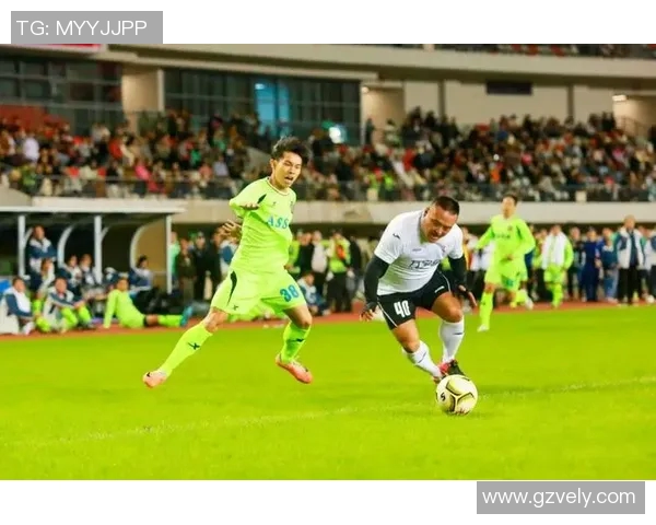 香港足球明星队在榕江激战精彩赛事引发球迷热情欢呼