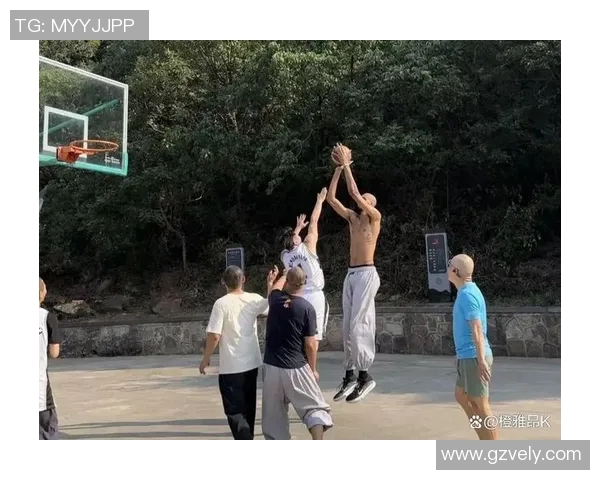 篮球明星在比赛中展现超强力量竟将篮筐打烂引发全场轰动和热议